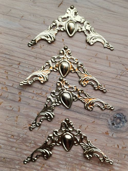 Hovedbilde Metallpynt - Hjørne med Monogram - Gullfarget - ...